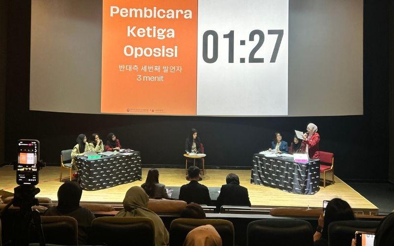 Babak semifinal menampilkan para mahasiswa yang beradu argumen dalam bahasa Korea mengenai operasional perpustakaan 24 jam.