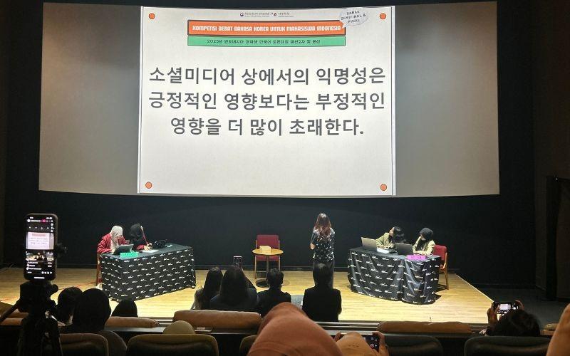 Babak final mengangkat tema Anonimitas di media sosial memiliki dampak negatif yang lebih besar daripada positif, mendorong peserta berpikir kritis dan menyusun argumen logis.