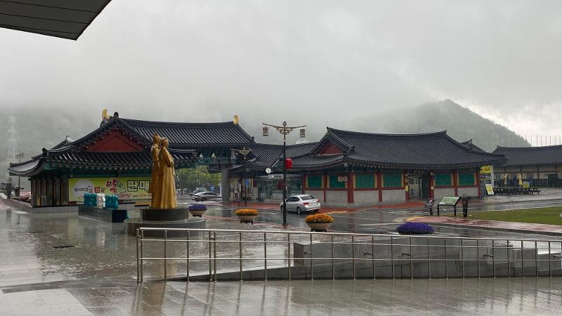 Foto di atas menunjukkan halaman depan Museum Pengobatan Tradisional Korea Sancheong saat turun hujan di tanggal 9 Mei 2025. 