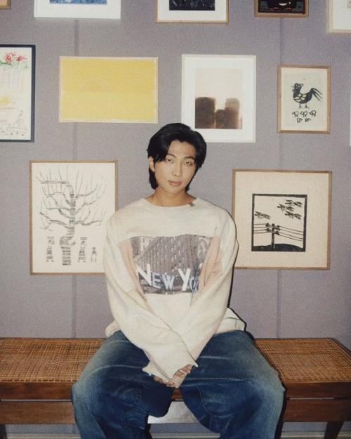 Anggota BTS, RM, meraih tiga penghargaan dalam ajang Shark Music Video Awards berkat video musik Lost!. Video tersebut merupakan video musik untuk lagu utama dari album solo kedua RM. (Instagram resmi RM)