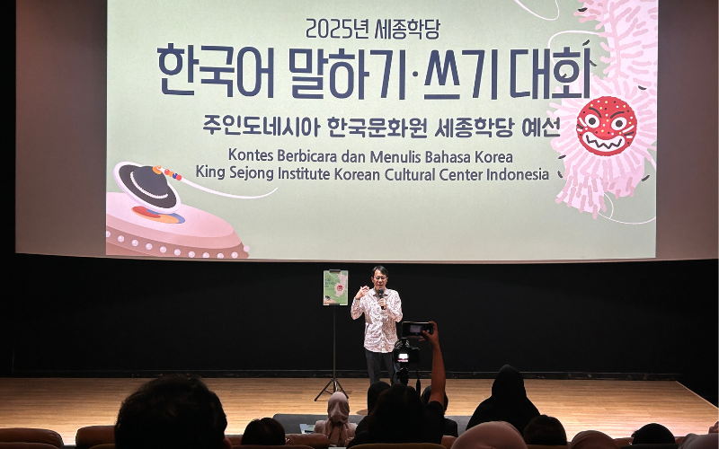 Direktur KCCI, Kim Yong-Woon, membuka acara Kontes Berbicara dan Menulis Bahasa Korea KSI KCCI di Jakarta pada Senin (26/052025), menegaskan komitmen KCCI dalam membina penutur bahasa Korea di Indonesia. 