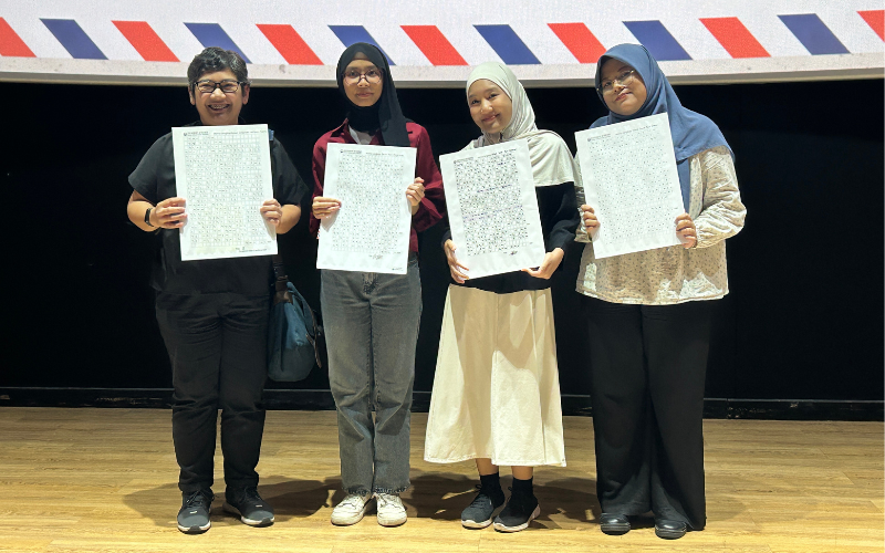 Potret pemenang lomba menulis surat yang diadakan KCCI memegang karya suratnya yang berisi pesan penghiburan untuk diri mereka di masa depan, Bilqis (kedua dari kanan) keluar sebagai juara 1. 
