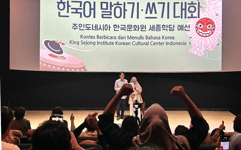 Maulia Resta yang akan mewakili Indonesia ke babak final utama di Korea pada Oktober 2025, disambut sorakan meriah dan tepuk tangan dari para pendukungnya saat diumumkan sebagai pemenang utama dari Kontes Berbicara dan Menulis Bahasa Korea KSI KCCI di Jakarta.  