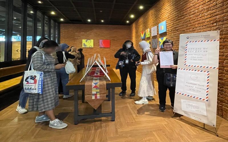 Sepuluh surat finalis Lomba Menulis Surat Untuk Diriku di Masa Depan dipamerkan di pintu masuk ruang acara Lomba Pembacaan Surat Untuk Diriku di Masa Depan di CGV, FX Sudirman, Kota Jakarta.