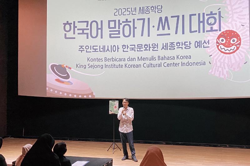 Kim Yong-woon selaku Direktur KCCI memberikan kata sambutan dalam acara puncak di CGV fX Sudirman. 