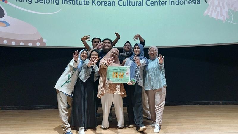 Penulis berfoto bersama teman-teman satu kelas Sejong 4B yang datang mendukung penulis dalam Kompetisi Berbicara Bahasa Korea. (Maulia Resta Mardaningtias) 