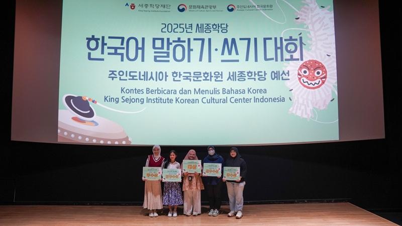 Para pemenang Kompetisi Berbicara dan Menulis Bahasa Korea KSI KCCI 2025 berfoto bersama berhias riuh riang suara dukungan para hadirin. (KCCI) 