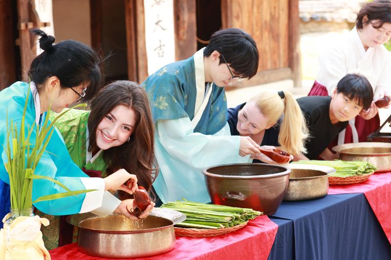 Para peserta program perayaan Dano di Museum Rakyat Nasional terlihat sedang mencuci rambut mereka dengan air jerangau pada tanggal 29 Mei 2025. Secara tradisi, masyarakat Korea mencuci rambut mereka dengan air jerangau pada Hari Dano karena percaya bahwa air tersebut bisa mengusir hantu dan membuat rambut berkilau. Dano dirayakan pada setiap tanggal lima bulan kelima dalam kalender lunar. Dano pada tahun 2025 jatuh pada tanggal 29 Mei. (Yonhap News)