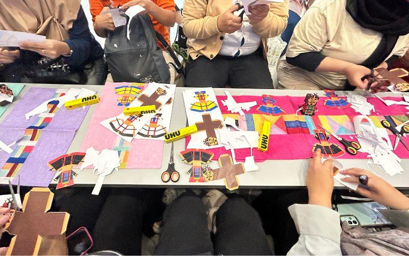 Peserta Korean Cultural Day dengan antusias membuat boneka kertas berbentuk penari Cheoyongmu sebagai bagian dari aktivitas budaya yang interaktif. 