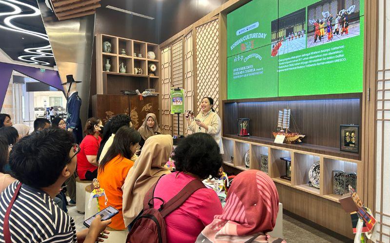 Debora, staf KCCI, memberikan penjelasan mendalam tentang sejarah dan makna filosofis tarian Cheoyongmu kepada para peserta acara. 