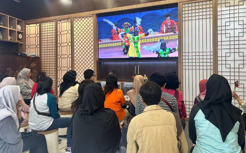 Setelah menerima penjelasan mendalam tentang sejarah dan filosofi Cheoyongmu, peserta acara menonton video pertunjukan tarian tersebut, dan menggerakkan boneka kertas Cheoyong mengikuti gerakan penari di video.  