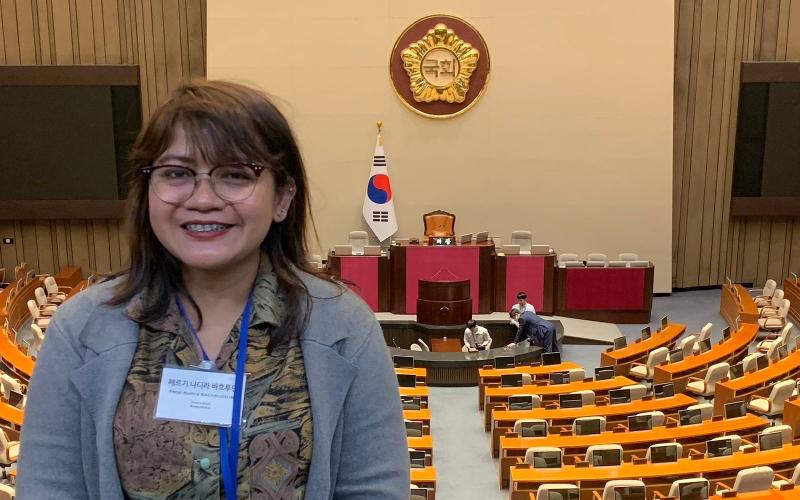 Penulis berswafoto saat berkunjung ke ruang sidang parlemen Majelis Nasional Korea pada tanggal 13 Mei 2024. 