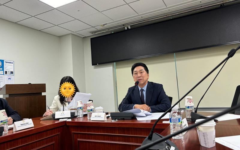 Anggota parlemen Kim Gi-hyeon saat menyapa penulis dan jurnalis lain di Majelis Nasional Korea pada tanggal 13 Mei 2024. 