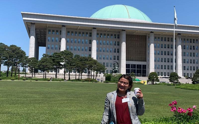 Penulis berpose di depan parlemen Majelis Nasional Korea pada tanggal 13 Mei 2024.  