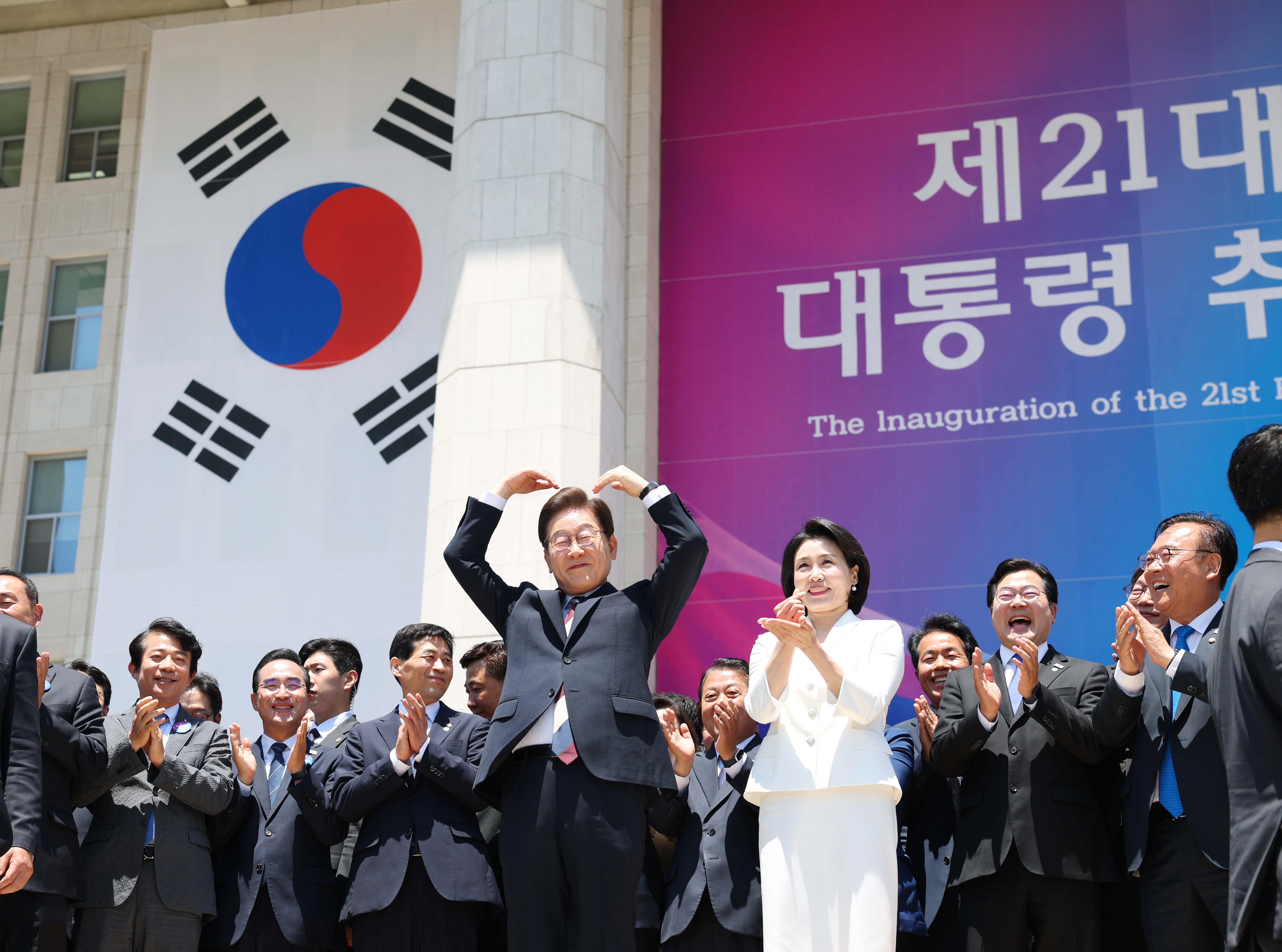 Setelah menyelesaikan upacara pelantikan dan pengambilan sumpah jabatan presiden, Presiden Lee Jae Myung menemui para pendukungnya yang menunggu di luar gedung Majelis Nasional. Kemudian, Presiden Lee menghadiri jamuan makan siang dengan menu bibimbap bersama dengan Ketua Majelis Nasional, Woo Won-shik. 