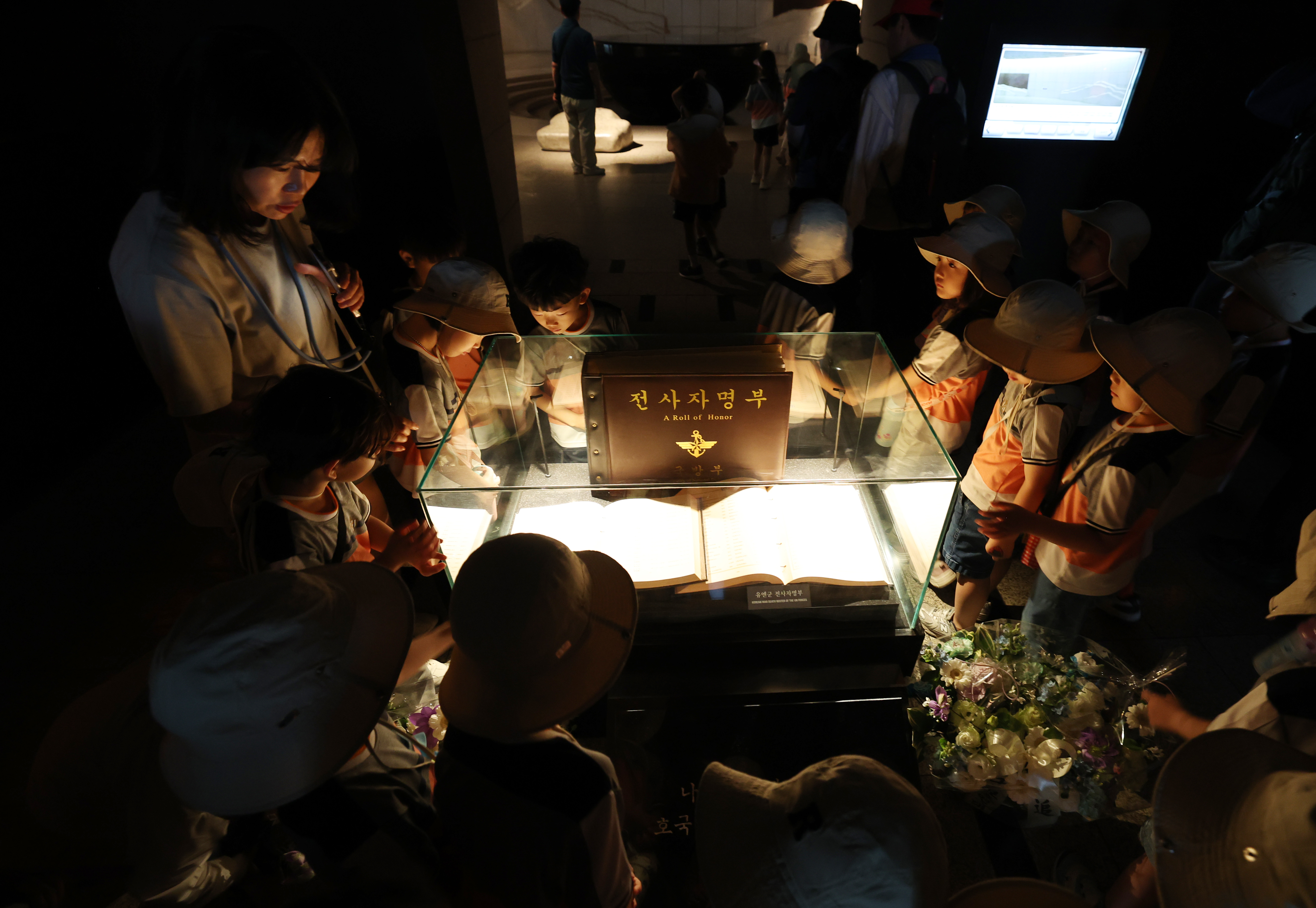 Pada tanggal 5 Juni 2025, sehari menjelang Hari Pahlawan, sekelompok anak-anak terlihat sedang melihat daftar nama para pahlawan yang telah gugur dalam Perang Korea yang dipamerkan di Ruang Peringatan Nasional, Memorial Peringatan Perang, Yongsan-gu, Seoul. Hari Pahlawan ditetapkan pada tahun 1956 untuk mengenang para pahlawan yang telah gugur. (Lee Jeong Woo)