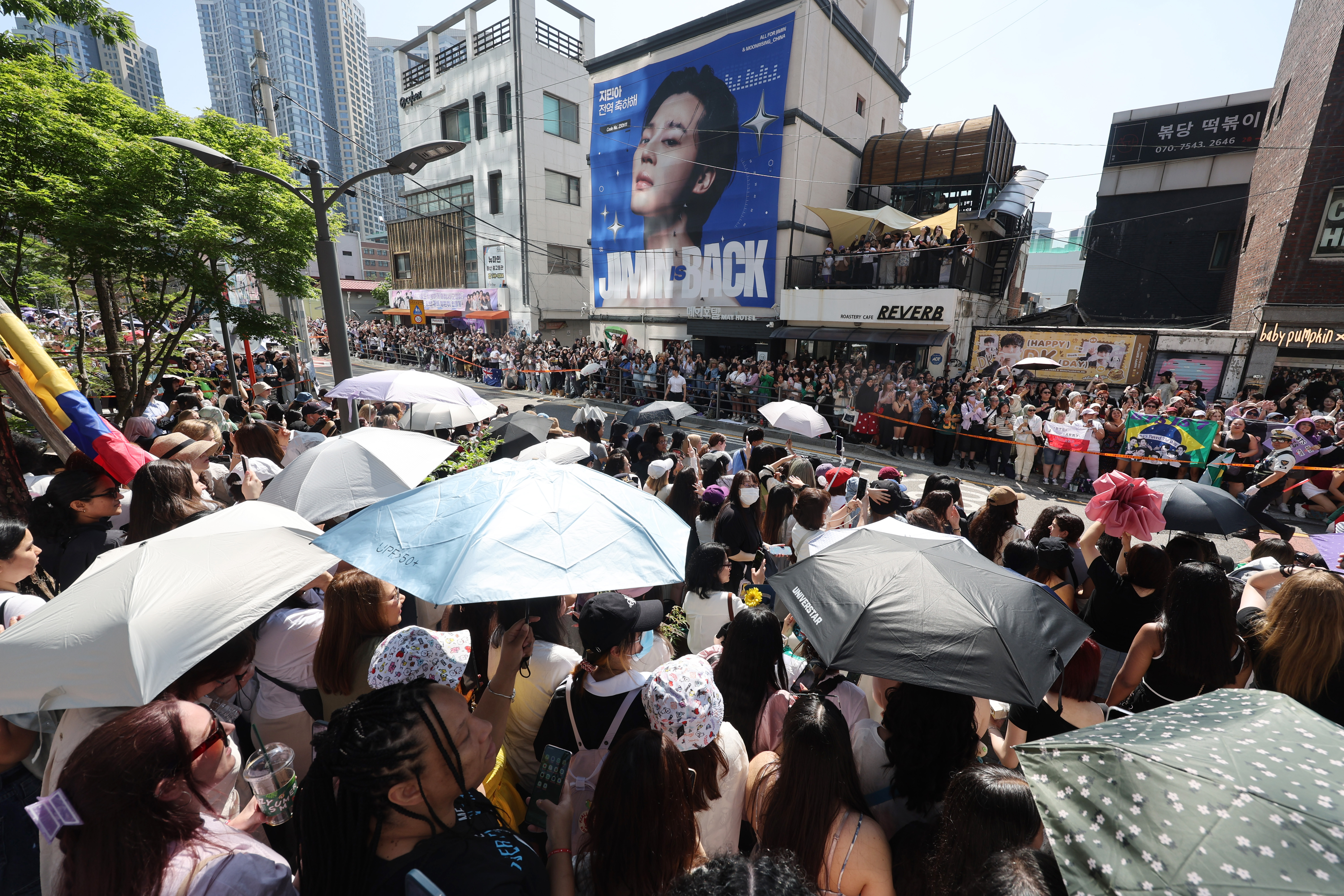 Pada tanggal 11 Juni 2025 ARMY (fandom BTS) dari dalam dan luar Korea terlihat sedang berkumpul untuk merayakan kepulangan Jimin dan Jung Kook dari wajib militer di depan gedung kantor Hybe di Yongsan-gu, Seoul. (Yonhap News)