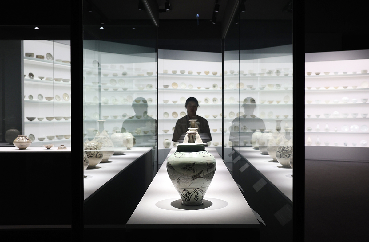 Pada tanggal 17 Juni 2025 seorang pengunjung terlihat sedang melihat-lihat benda-benda pameran di pameran bertajuk Seni Awal Joseon: Mahakarya dari Abad ke-15 dan ke-16 di Museum Nasional Korea yang terletak di Yongsan-gu, Seoul. Pameran berskala besar ini menampilkan esensi seni dari periode tersebut yang berkembang setelah berdirinya Dinasti Joseon (1392-1910). Pameran tersebut berlangsung hingga tanggal 31 Agustus 2025. (Lee Jeong Woo)