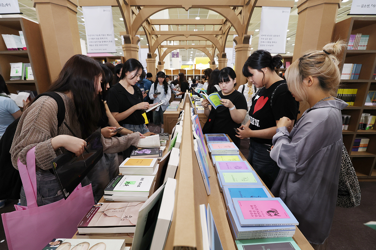 Para pengunjung Pameran Buku Internasional Seoul terlihat memadati rak buku pada tanggal 18 Juni 2025 di COEX, Gangnam-gu, Seoul. Pameran tersebut digelar dengan partisipasi dari 530 perusahaan dan organisasi penerbitan dari 17 negara, termasuk Korea. Tema pameran tahun ini adalah 