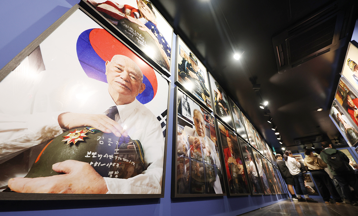Para pengunjung terlihat sedang melihat barang-barang pameran dalam pameran khusus bertajuk FREEDOM IS NOT FREE: Mencari Veteran Perang Korea yang digelar pada tanggal 25 Juni 2025 di SJ Kunsthalle, Gangnam-gu, Seoul. Pameran ini diselenggarakan oleh Project Soldier untuk menghormati pengabdian para veteran perang dari dalam dan luar negeri. Organisasi yang dimulai pada tahun 2013 ini telah menemui langsung sekitar 2.500 veteran perang dari 22 negara, mendengarkan kisah mereka, dan menyerahkan lebih dari 5.500 bingkai foto sebagai penghormatan. (Lee Jeong Woo) 