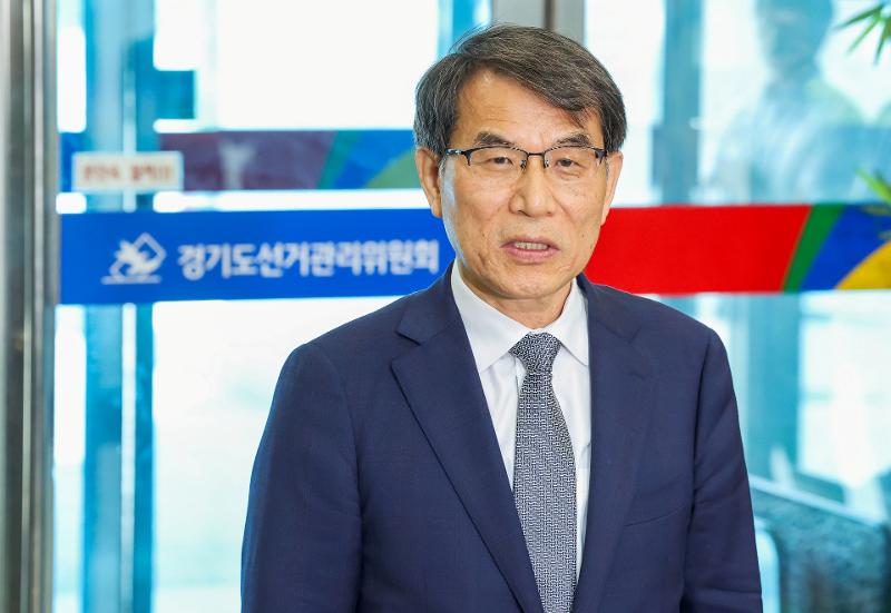 Kepala Komisi Pemilihan Umum Nasional Korea, Roh Tae-ak pada tanggal 1 Juni 2025 terlihat sedang memberikan pernyataan saat mengunjungi KPU Wilayah Yeongtong yang terletak di Kota Suwon, Provinsi Gyeonggi. (Yonhap News)  