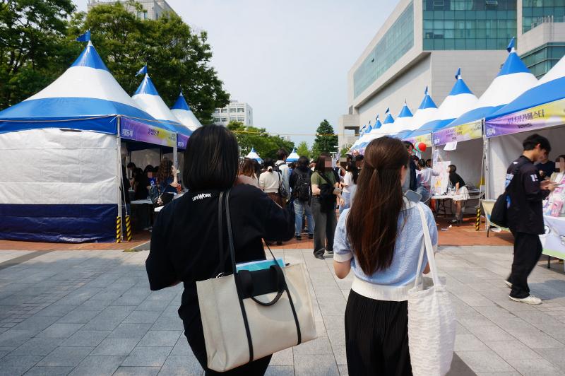 Selama festival berlangsung terdapat banyak stan-stan menarik untuk dikunjungi. Diantaranya terdapat stan kuis dan permainan berhadiah, dan stan kencan buta. (Hurum Maqshuro) 