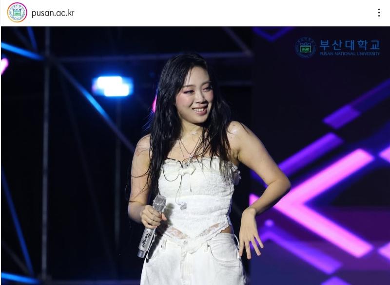Penampilan penyanyi Lee Youngji sangat dinantikan para pengunjung festival di hari pertama festival universitas di PNU. (tangkapan layar Instagram @pusan.ac.kr) 