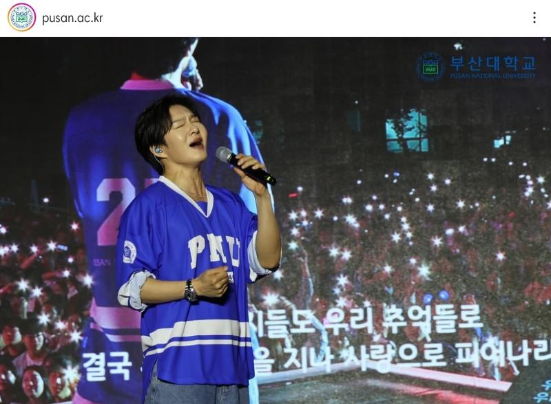 Penampilan Lee Changsub memeriahkan malam kedua acara festival universitas PNU. (tangkapan layar Instagram @pusan.ac.kr) 