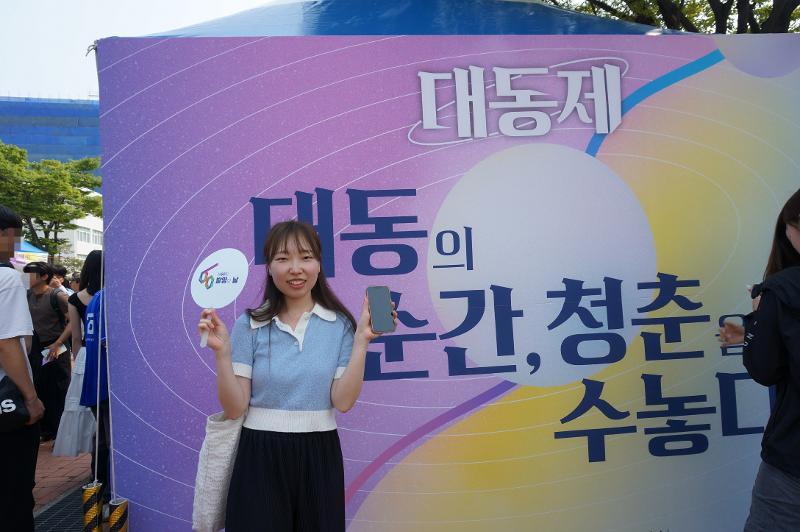 Iwamoto Moka pemelajar bahasa Korea Institut Pendidikan Bahasa (LEI) Universitas Nasional Pusan (PNU) menikmati festival universitas untuk kedua kalinya selama tinggal di Korea. (Hurum Maqshuro) 