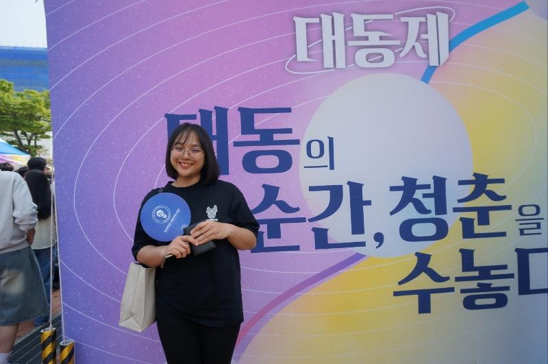 Meskipun sudah sekitar enam tahun tinggal di Korea, festival universitas PNU ini merupakan pengalaman pertama Phannipha dalam mengunjungi festival universitas. (Hurum Maqshuro)