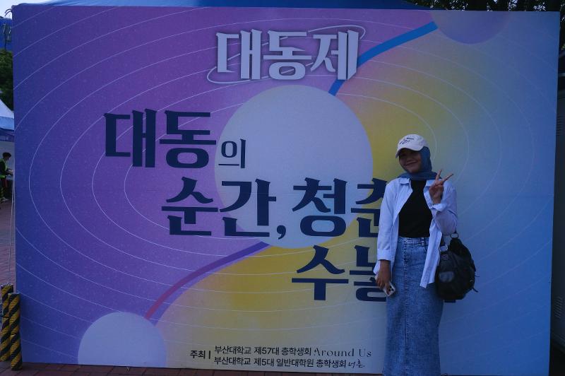 Dhea berharap festival universitas terus diselenggarakan sebagai bagian dari budaya Korea. (Hurum Maqshuro)  