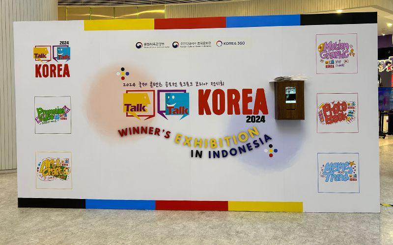Pameran karya pemenang Talk Talk Korea 2024 yang diselenggarakan oleh KCCI digelar di Main Atrium KOREA 360, Lotte Shopping Avenue, Jakarta pada awal Januari 2025 sebagai bentuk apresiasi dan promosi budaya Korea kepada masyarakat luas. (Hanum Nur Aprilia) 