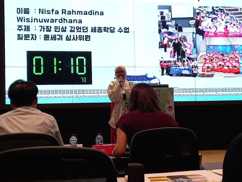 Nisfa Rahmadina Wisjnuwardhana dari level pemula menampilkan pidatonya pada babak final Lomba Pidato Bahasa Korea tahun 2025 yang dilaksanakan pada tanggal 24 Mei 2025 di KSI Surabaya, Universitas Kristen Petra. 