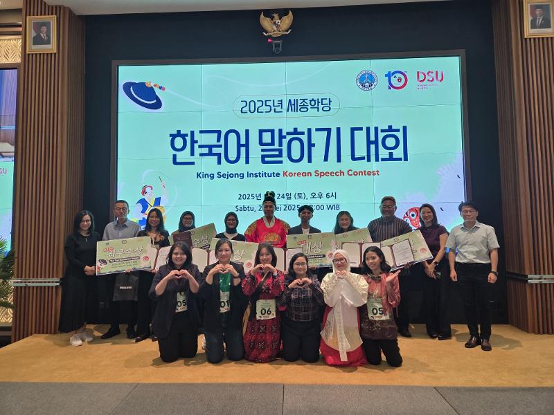 Para peserta dan juri saat sesi foto setelah penyerahan sertifikat dan hadiah dalam babak final Lomba Pidato Bahasa Korea tahun 2025 yang dilaksanakan pada tanggal 24 Mei 2025 di KSI Surabaya, Universitas Kristen Petra.  