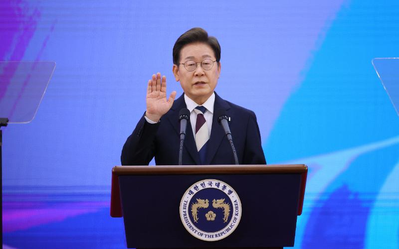 Presiden Lee Jae Myung terlihat sedang mengambil sumpah jabatan sebagai presiden pada acara pelantikannya. Sesuai dengan isi Undang-undang Dasar pasal 69, Presiden Lee bersumpah, Saya dengan sungguh-sungguh bersumpah di hadapan rakyat bahwa saya akan dengan setia melaksanakan tugas presiden dengan menaati konstitusi, membela negara, mengejar penyatuan damai tanah air, dan memajukan kebebasan serta kesejahteraan rakyat. 