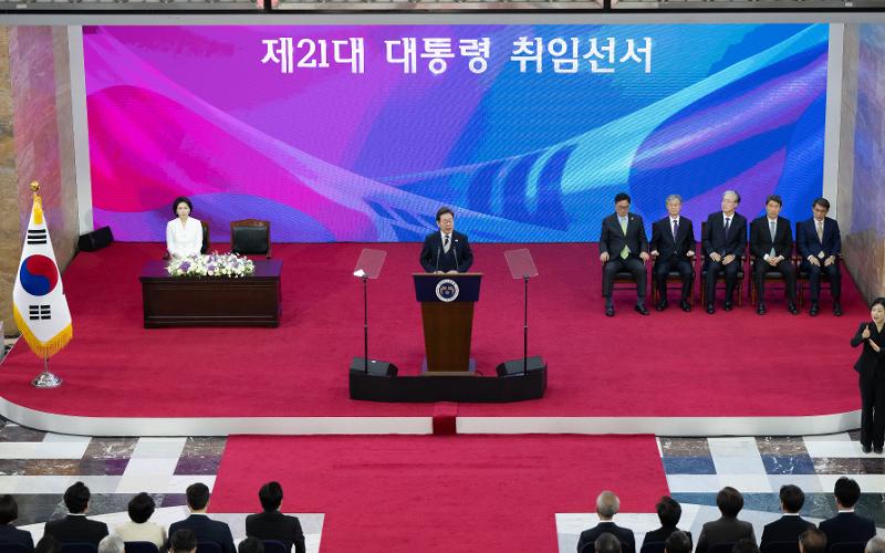 Presiden Lee Jae Myung terlihat sedang memberikan sambutan setelah resmi dilantik sebagai presiden ke-21 Republik Korea pada tanggal 4 Juni 2025 di Majelis Nasional, Yeouido, Seoul. Presiden Lee mengungkapkan, Saya akan menjadi presiden untuk semua orang agar bisa melayani seluruh warga, terlepas dari siapa pun pilihan warga pada pemilihan presiden kali ini.