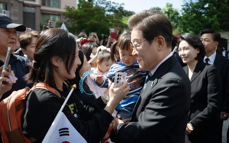 Presiden Lee Jae Myung menemui warga pada tanggal 4 Juni 2025 di kediamannya yang terletak di Kota Incheon, sebelum berangkat menuju Taman Makam Nasional Seoul.  