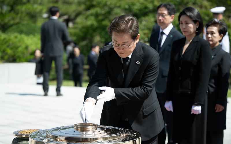 Sebelum menghadiri acara pelantikan, Presiden Lee Jae Myung meletakkan bunga dan berdoa di Taman Makam Nasional Seoul yang terletak di Dongjak-gu, Seoul. Ibu Negara Kim Hea Kyung turut serta dalam proses tersebut. Presiden-presiden Korea memiliki tradisi untuk berdoa kepada para pahlawan yang telah gugur di Taman Makam Nasional Seoul sebelum dilantik secara resmi sebagai presiden. 