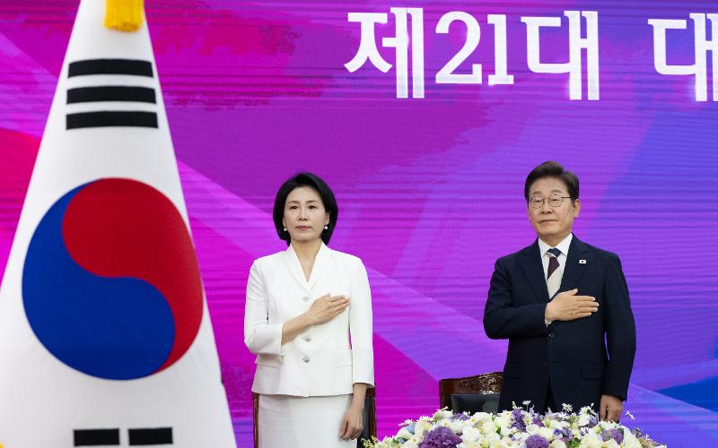 Presiden Lee Jae Myung (kanan) dan Ibu Negara Kim Hea Kyung terlihat sedang melakukan penghormatan terhadap bendera nasional pada acara pelantikan presiden Republik Korea ke-21.  