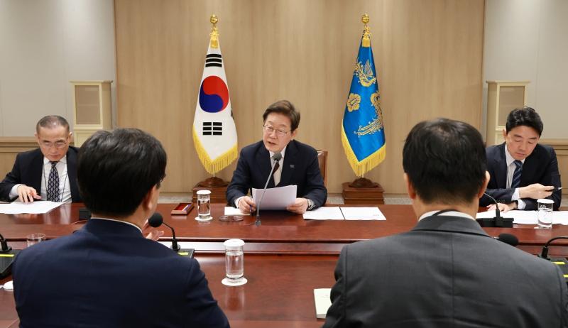 Presiden Lee Jaemyung terlihat sedang memimpin rapat pembentukan Satuan Tugas Peninjauan Ekonomi Darurat pada tanggal 4 Juni 2025 di Kantor Kepresidenan Republik Korea, Yongsan, Seoul. 