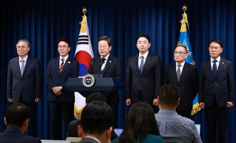 Presiden Lee Jaemyung mengumumkan beberapa orang anggota inti kabinetnya pada tanggal 4 Juni 2025 di Kantor Kepresidenan Republik Korea, Yongsan, Seoul. Dari kiri ke kanan: Calon Kepala Dinas Intelijen Nasional Korea, Lee Jong-seok; calon Perdana Menteri Kim Min-seok; Presiden Lee Jaemyung; Kepala Staf Kepresidenan, Kang Hoon-shik; Penasehat Keamanan Nasional, Wi Sung-lac; dan Kepala Pasukan Pengamanan Presiden, Hwang In-kwon.