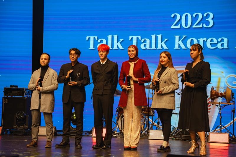 Sebagai salah satu pemenang utama Talk Talk Korea tahun 2023, Nesma Elmously (ketiga dari kanan), menerima penghargaan atas karya kreatifnya di Korea. (KOCIS) 