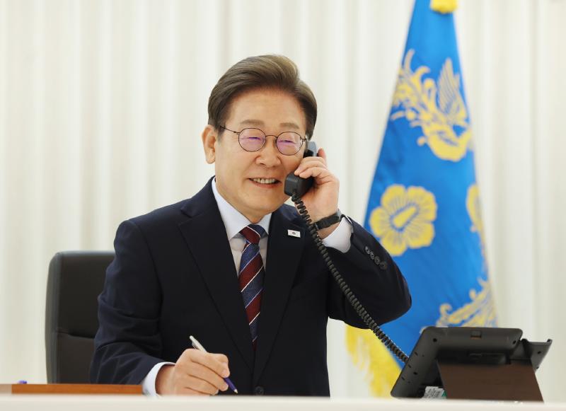 Pada tanggal 6 Juni 2025 Presiden Lee Jae-myung terlihat sedang berbicara melalui sambungan telepon dengan Presiden Amerika Serikat Donald Trump di kediaman kepresidenan. (Yonhap News)