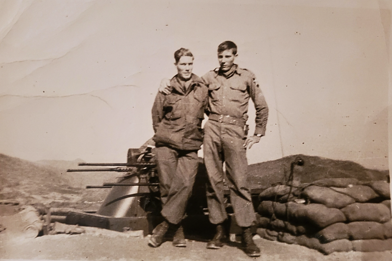 Foto Floyd Fluter Rollins (kanan) di usia yang masih muda bersama rekannya ketika berada di Korea (Rachel Dawn)