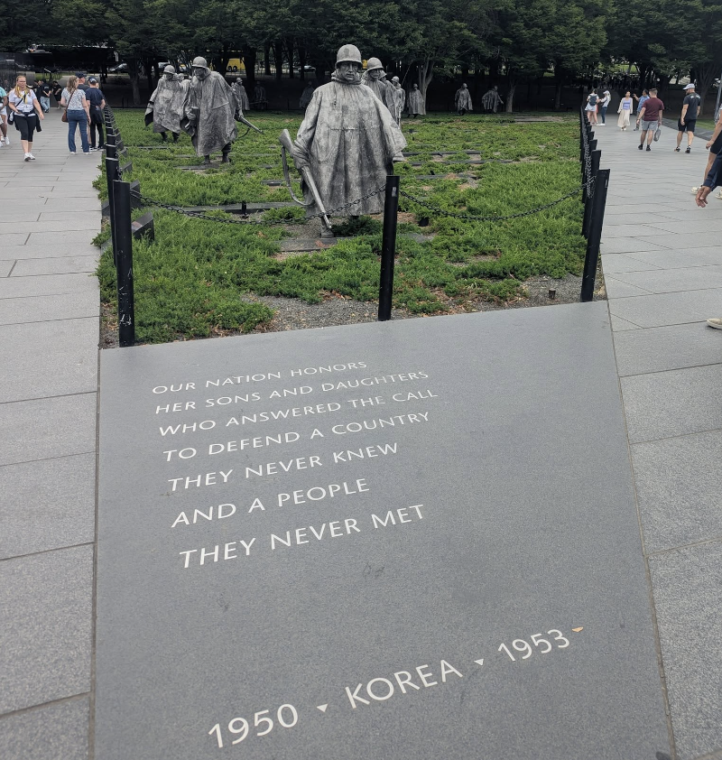 Patung para prajurit AS yang sedang perang di Korea mengenakan jas hujan sambil memegang senjata di Monumen Perang Korea yang berlokasi di Washington D.C Amerika Serikat, tempat yang khusus yang dibuat untuk mengenang para veteran AS yang turut berjuang dan gugur di Perang Korea (Rachel Dawn)
