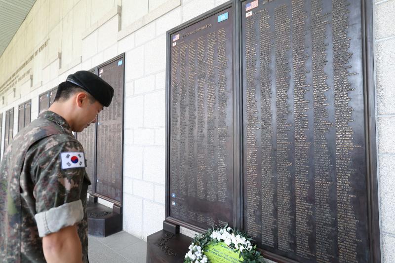 Pada peringatan Memorial Day di Memorial Perang Korea, seorang tentara Korea terlihat sedang memberikan penghormatan di depan monumen yang bertuliskan nama-nama pahlawan asal Amerika Serikat yang gugur di Perang Korea (Korea.net DB)