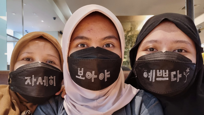 자세히 보아야 예쁘다 yang berarti Akan terlihat lebih indah jika dilihat lebih dekat. Kalimat ini berasal dari puisi Korea Pulkkot 풀꽃 yang ditulis oleh penyair Na Tae-joo. (Maulia Resta)