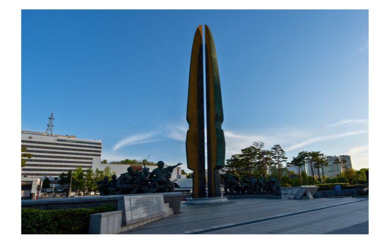 Tugu peringatan dan patung yang berada di depan Balai Peringatan Perang Korea di Seoul pada April 2025. (Binar Candra Auni) 