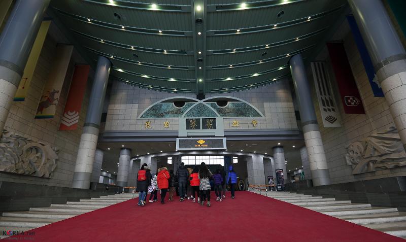 Lobi utama Balai Peringatan Perang Korea di Seoul yang dengan karpet merah dipenuhi oleh pengunjung pada tahun 2014. (Flickr resmi Korea.net) 