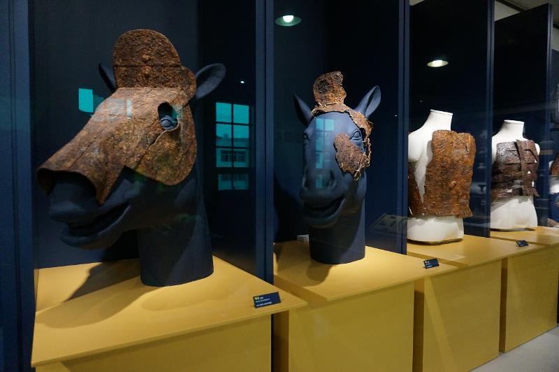 Foto di atas menunjukkan ornamen pelindung dan kendali pada kuda yang terbuat dari besi. 
